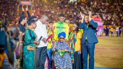 Prime Minister, the Most Hon. Andrew Holness (right) applauds Rita Marley (seated) after she was presented with the Jamaican Reggae Icon Award on Independence Day at the Grand Gala at the National Stadium.  Also sharing the moment are the President of Kenya, His Excellency Uhuru Kenyatta; the Minister of Culture, Gender, Entertainment and Sport, the Honourable Olivia Grange; and members of the Marley family.