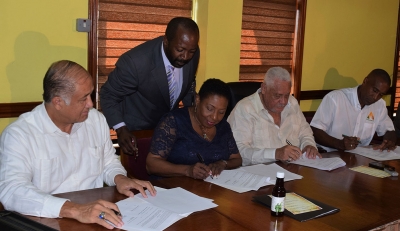 The Minister of Culture, Gender, Entertainment and Sport, the Honourable Olivia Grange joined the Minister of Transport and Mining, the Honourable Lester ‘Mike’ Henry; the Executive Director of the Jamaica Bauxite Institute, Parris Lyew-Ayee and CEO of Timeless Herbal Care, Courtney Betty (l-r) in the signing of a Memorandum of Understanding between the Government of Jamaica