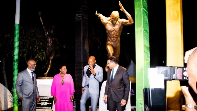 The Prime Minister, the Most Honourable Andrew Holness (right) and the Minister of Culture, Gender, Entertainment and Sport, the Honourable Olivia Grange (2nd left) share a light moment with Jamaican sprinter, Asafa Powell (2nd right) after the unveiling of a statue in the athlete&#039;s honour in Statue Park at the National Stadium.  Sharing the moment is the sculptor, Basil Watson.