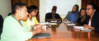 The Honourable Olivia Grange, Minister of Culture, Gender, Entertainment and Sport (left) in discussion with Karen Smith, President of the Jamaica Federation of Musicians and Affiliates Union (right), members Suzanne Brooks-Riba, Rory Frankson and Marsha Kennedy (from 2nd right to left) during a recent meeting. Senior Director of Entertainment in the Ministry, Gillian Wilkinson-McDaniel (2nd left) was also a part of the meeting which was held at the Ministry on Trafalgar Road.